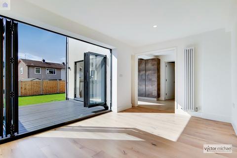 5 Hampton Mead, Loughton, IG10 1TX