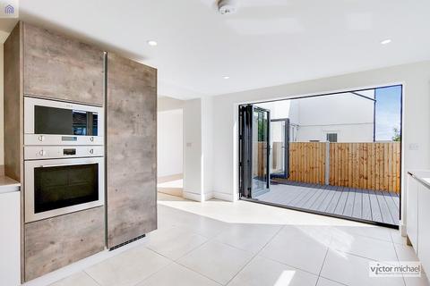 5 Hampton Mead, Loughton, IG10 1TX