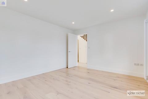 5 Hampton Mead, Loughton, IG10 1TX