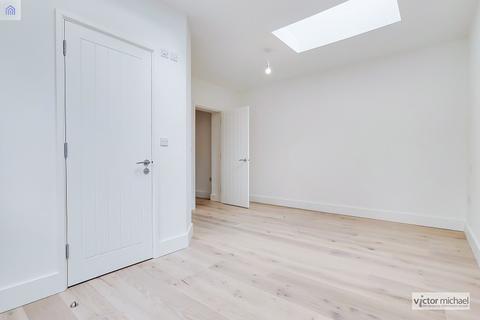 5 Hampton Mead, Loughton, IG10 1TX