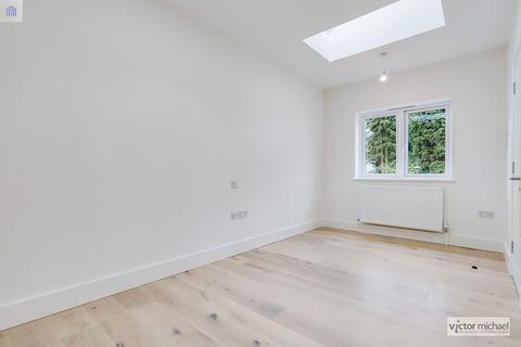 5 Hampton Mead, Loughton, IG10 1TX
