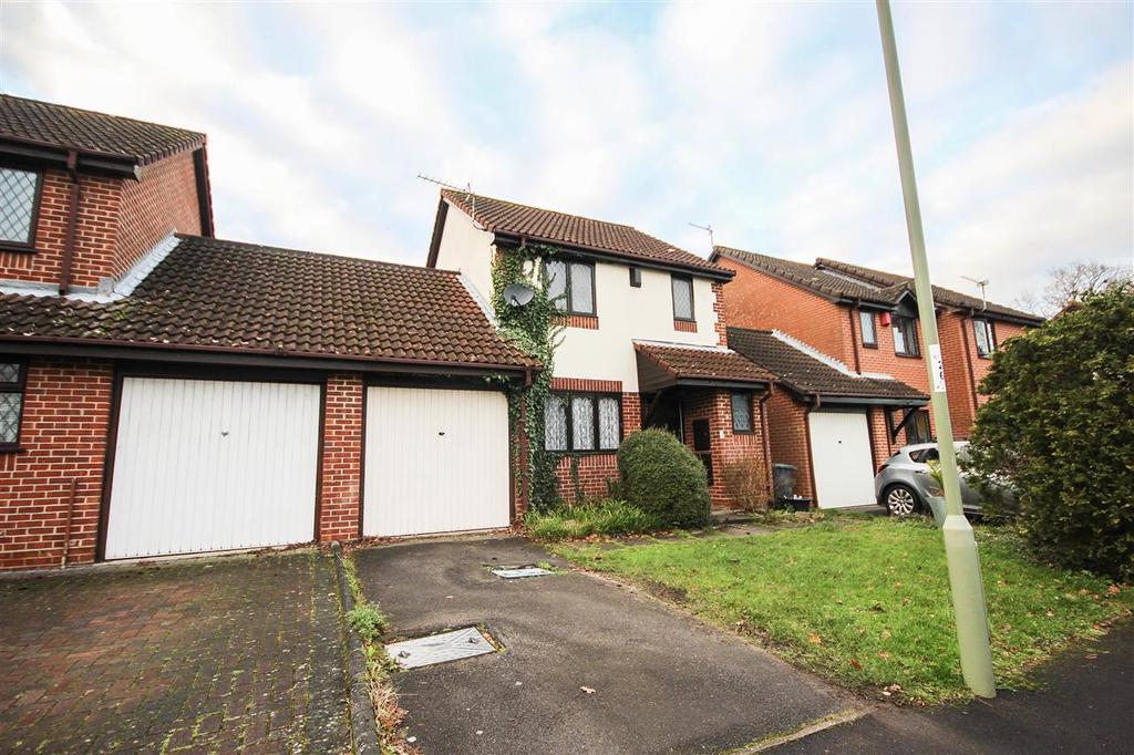Stirling Crescent, Hedge End, Southampton 3 bed detached house £1,395