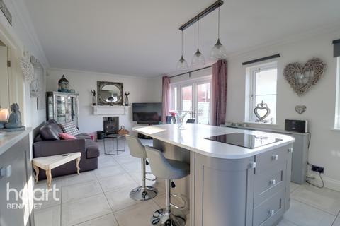 21 Albion Road, Benfleet, SS7 5PU
