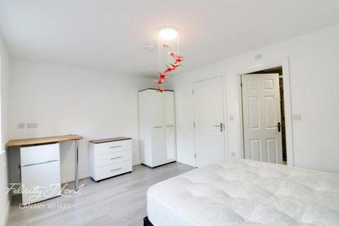 1 bedroom in a flat share to rent, Island Row, London