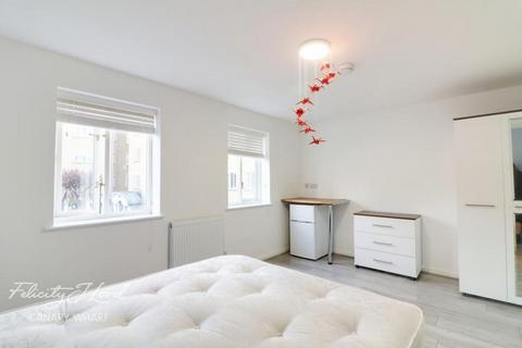 1 bedroom in a flat share to rent, Island Row, London
