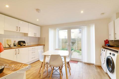 1 bedroom in a flat share to rent, Island Row, London