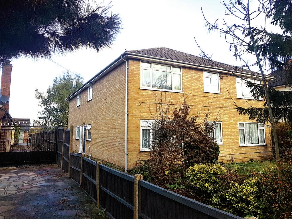 Junction Road, Ashford, TW15 2 bed apartment £135,000