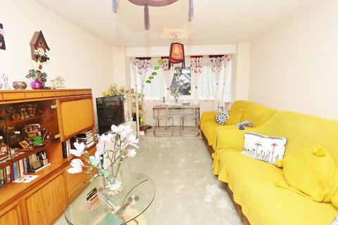 2 bedroom flat to rent - Winston Close, Romford, RM7