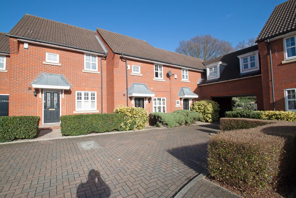 Colebrook Close, Mill Hill, NW7 3 bed terraced house £1,650 pcm (£381 pw)