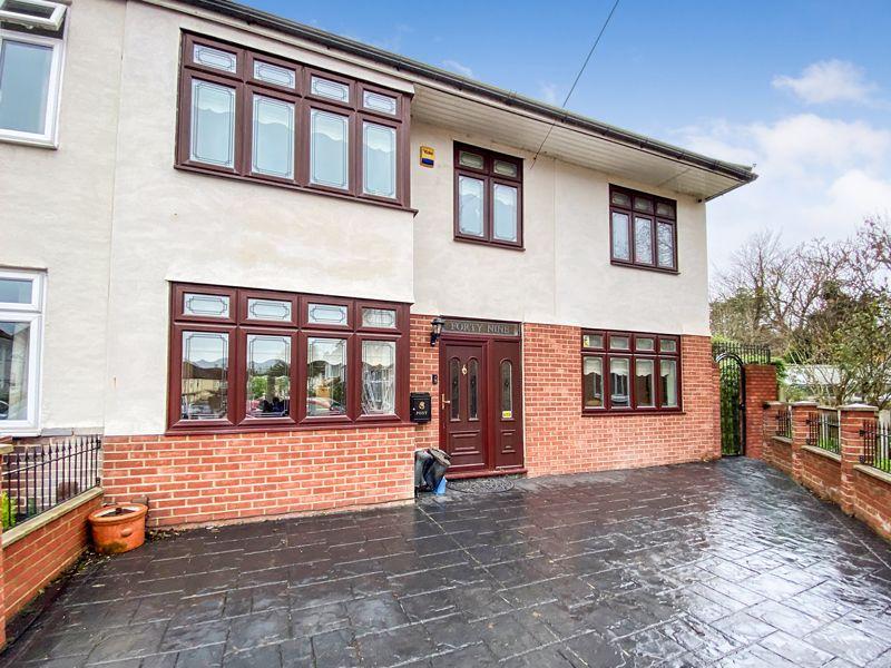 Stanford Gardens, Aveley 4 bed end of terrace house £425,000