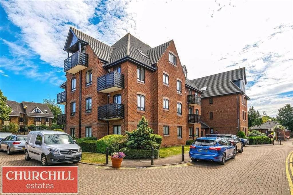 Boleyn Court, Buckhurst Hill, Essex 3 bed apartment £2,000 pcm (£462 pw)