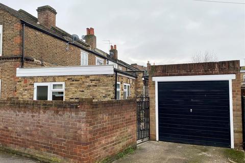 16 School Road, East Molesey, KT8 0DN