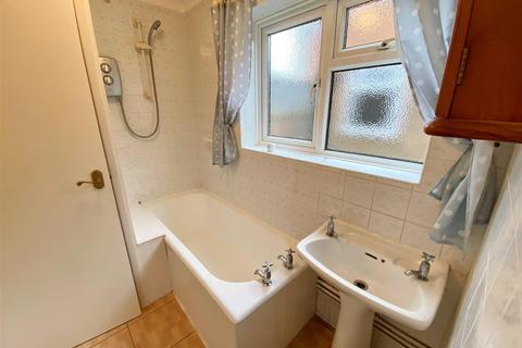 16 School Road, East Molesey, KT8 0DN