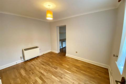 16 School Road, East Molesey, KT8 0DN