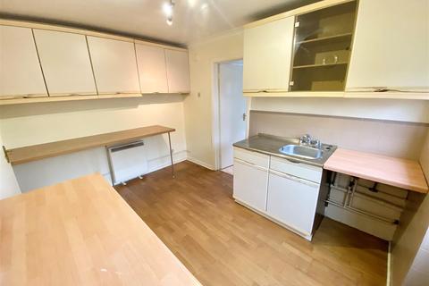 16 School Road, East Molesey, KT8 0DN