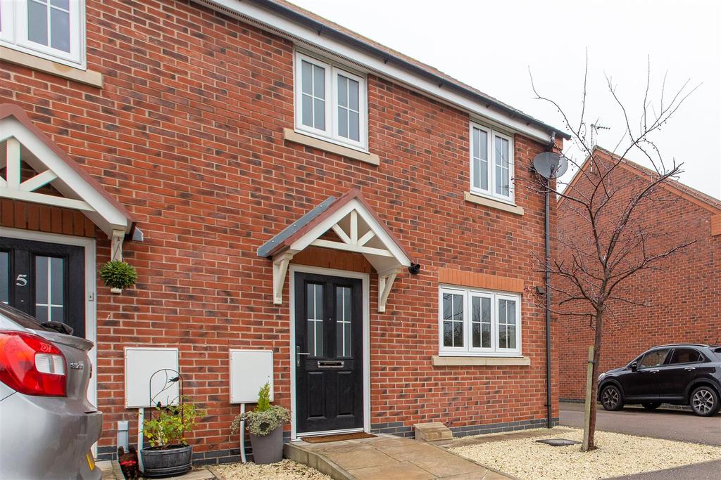 Barr Close, Enderby, Leicester 3 bed semidetached house £850 pcm (£