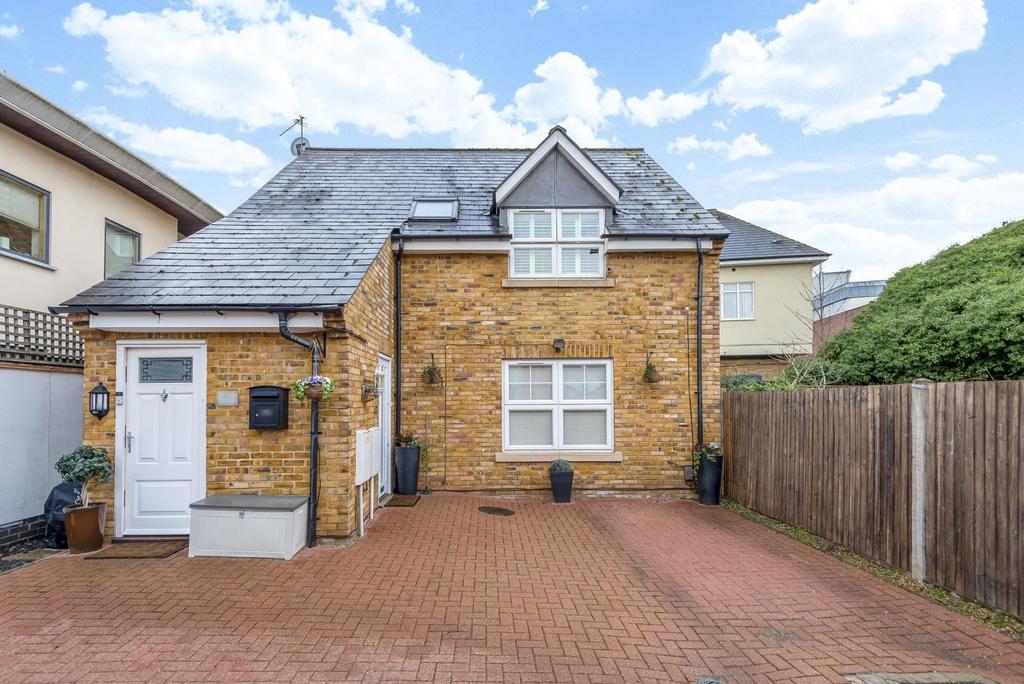 Elmgrove Road, Weybridge, KT13 2 bed £365,000