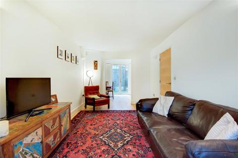 5 Clifden Mews, London, E5 0LR