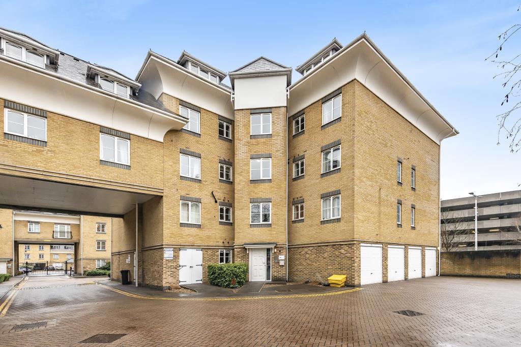 Century Court, Woking, GU21 2 bed apartment £1,050 pcm (£242 pw)