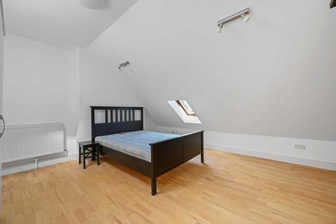 3 bedroom flat to rent, Ormiston Grove, Shepherds Bush, London W12 0JT