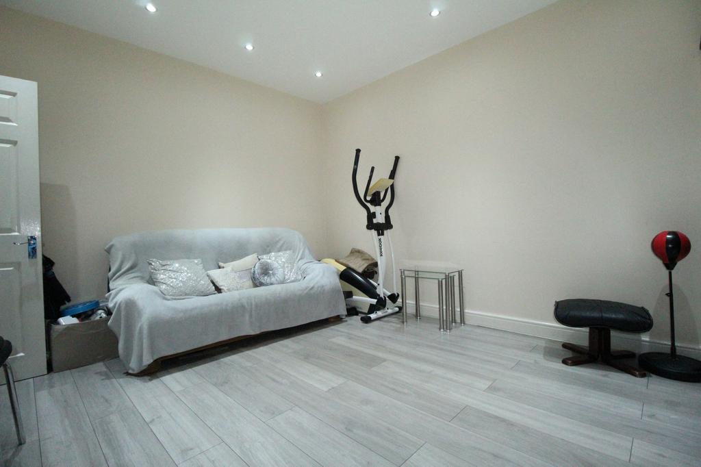 Redbridge Lane East, REDBRIDGE, Essex, IG4 1 bed flat £1,050 pcm (£