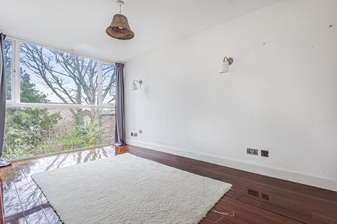 4 Southdown Drive, London, SW20 8EZ