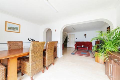 12 Target Close, Feltham, TW14 9TF