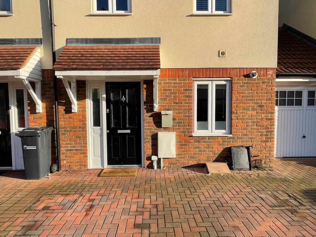 Robinia Road, Broxbourne EN10 4 bed terraced house £1,700 pcm (£392 pw)