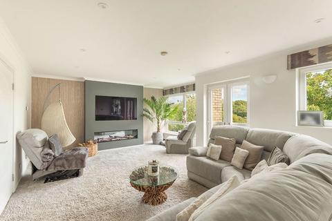3 bedroom apartment for sale, Chandler Court, Adderstone Crescent, Jesmond, Newcastle Upon Tyne