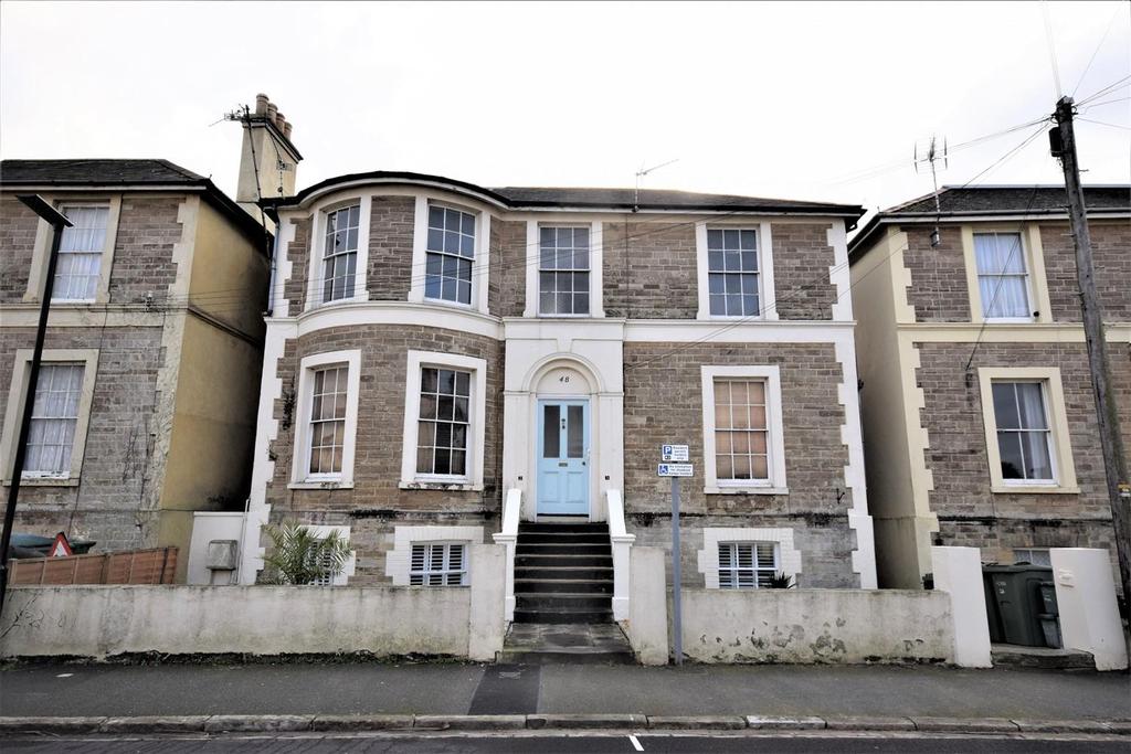 48 The Strand, Ryde, PO33 1JE 2 bed flat £175,000