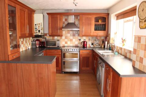 10 Fielding Close, Atherstone, CV9 3SN