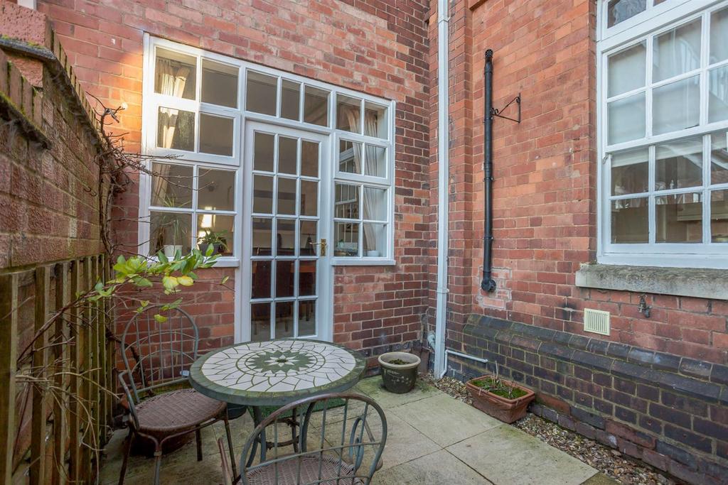 Frythe Close, Kenilworth, Warwickshire 3 bed character property £415,000