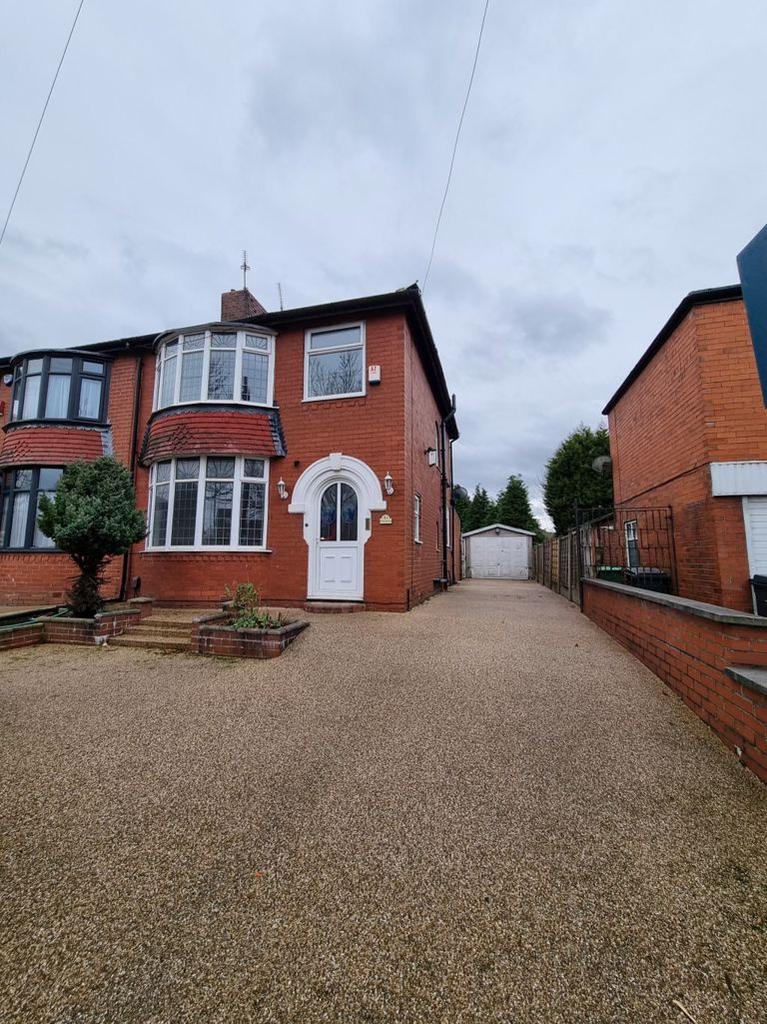 Broadway, Royton, Oldham, OL2 5DD 3 bed semidetached house £995 pcm