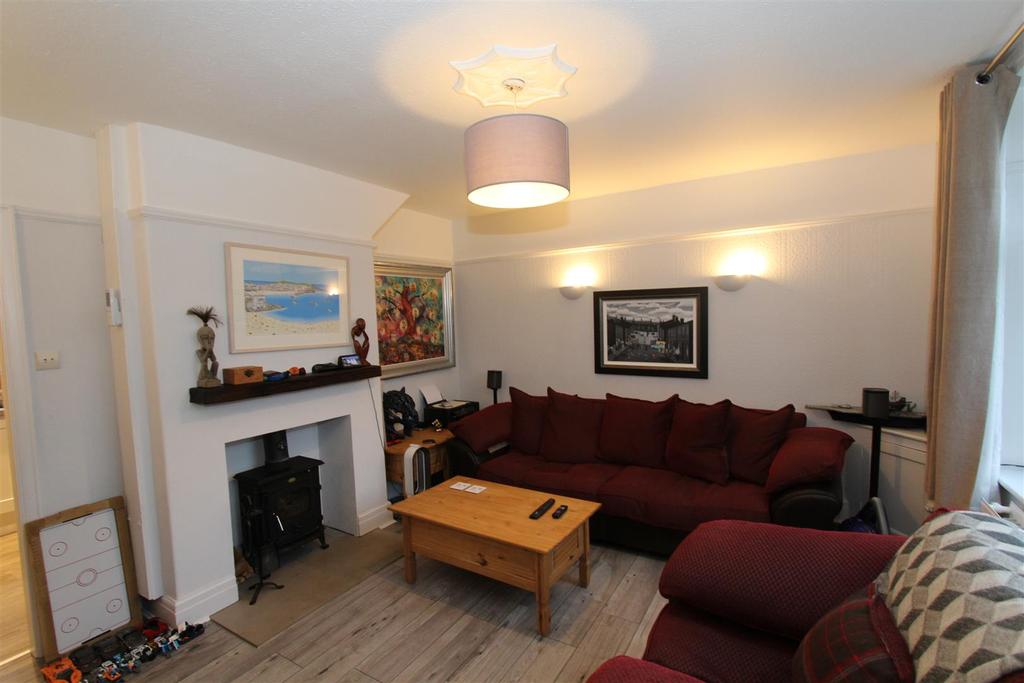 Adey Road, Lymm 3 bed semidetached house £995 pcm (£230 pw)