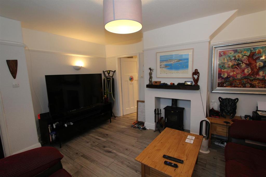 Adey Road, Lymm 3 bed semidetached house £995 pcm (£230 pw)