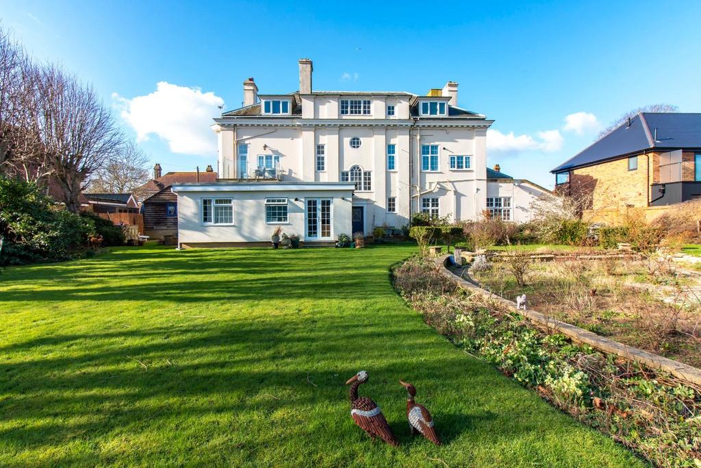 Godwyn Road, Folkestone 2 bed flat £950 pcm (£219 pw)