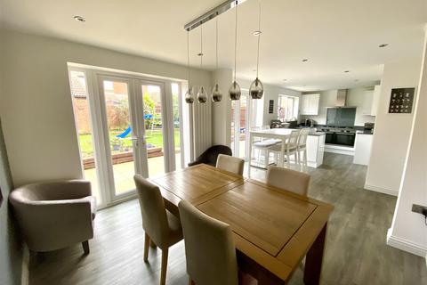 8 Home Close, Grange Park, Northampton, NN4 5BL