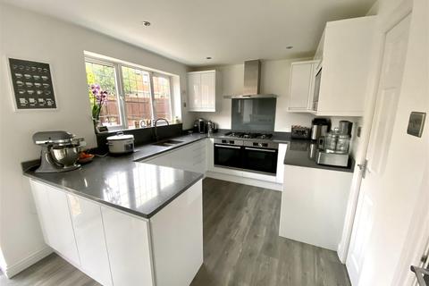 8 Home Close, Grange Park, Northampton, NN4 5BL