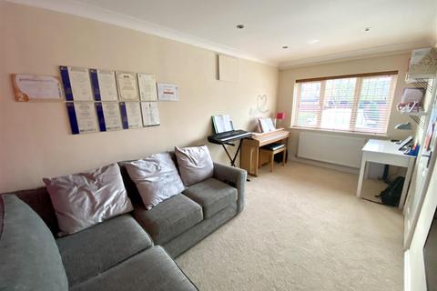 8 Home Close, Grange Park, Northampton, NN4 5BL