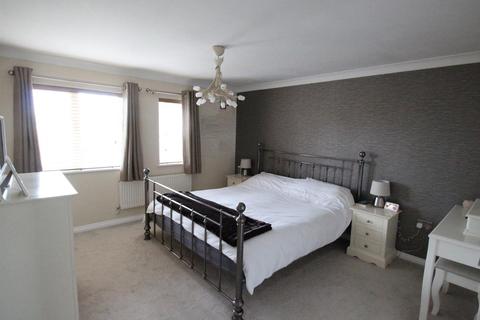 8 Home Close, Grange Park, Northampton, NN4 5BL