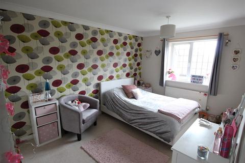 8 Home Close, Grange Park, Northampton, NN4 5BL