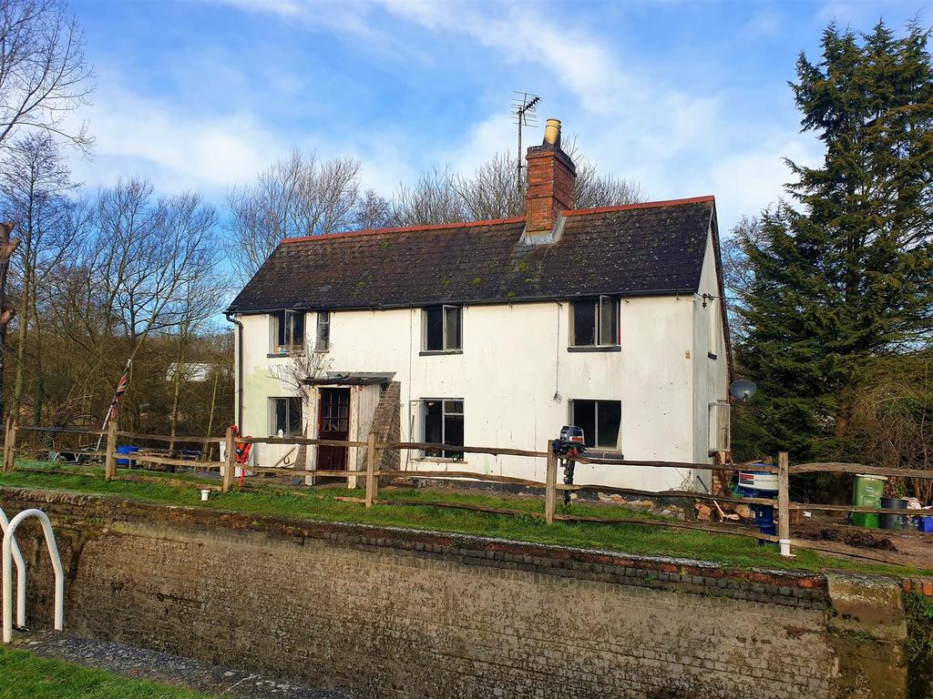 Bath Road, Hungerford 3 bed detached house £245,000