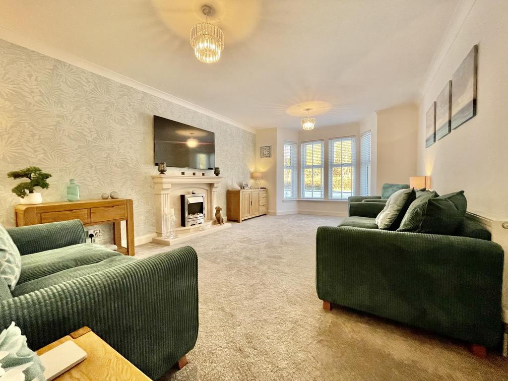 9 Redheugh Avenue, Kilbirnie 4 bed detached villa £287,500