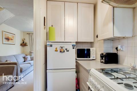 8 Copper Close, London, SE19 2RF