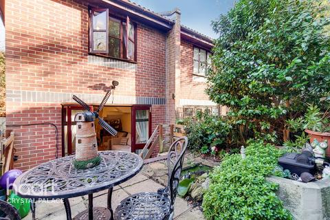 8 Copper Close, London, SE19 2RF