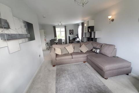 2 bedroom flat to rent, Willowmead Close,