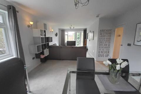 2 bedroom flat to rent, Willowmead Close,