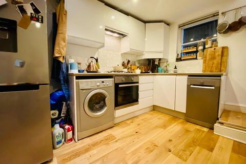 2 bedroom flat to rent, Queen's Drive, London