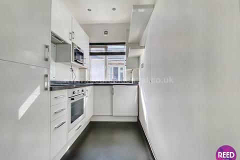 3 bedroom flat to rent, Finchley Road, Westcliff On Sea