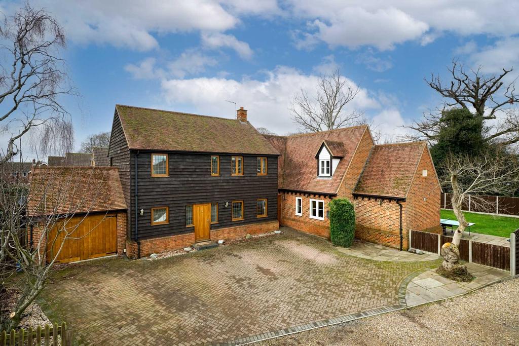 Highfield Lane, Hemel Hempstead 5 bed detached house £850,000